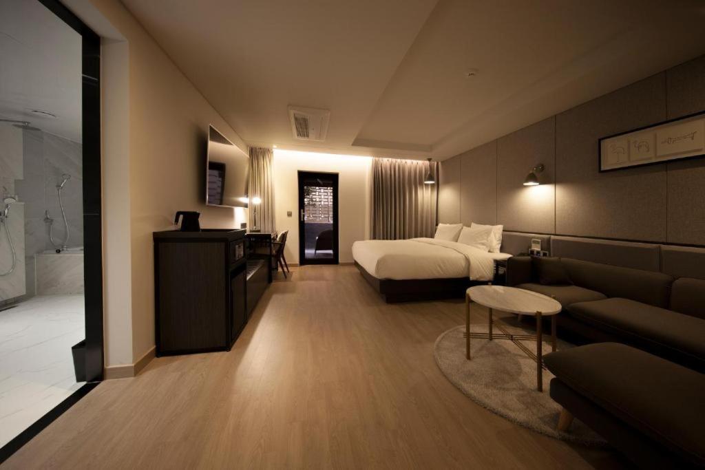 Hound Hotel Yeonsan Puszan Kültér fotó