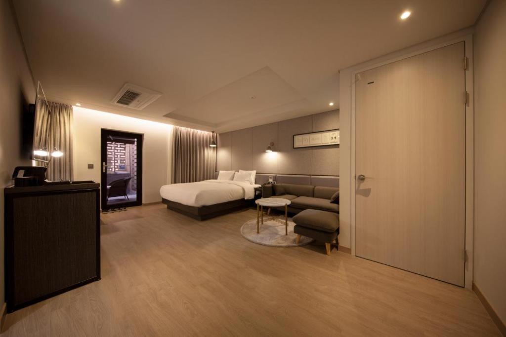 Hound Hotel Yeonsan Puszan Kültér fotó